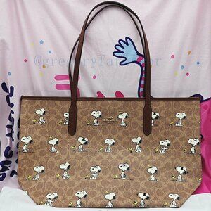Coach X Peanuts tote In Signature Canvas With Snoopy Print